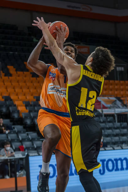 体育亚冠1／8决赛首回合：C罗淘汰赛首球 利雅得胜利1-0费哈